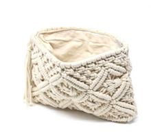 Load image into Gallery viewer, Macramé clutch with tassel cream